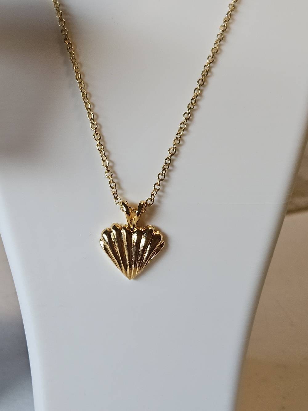 Gold Shell Pendant Necklace and Stud Earrings Set. Costume. 18" Chain. - Picture 2 of 6